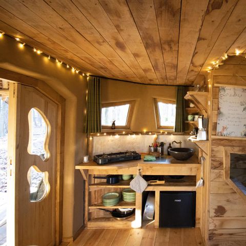 HÉBERGEMENT INSOLITE 4 personnes - Petite maison Hobbit avec bain à remous