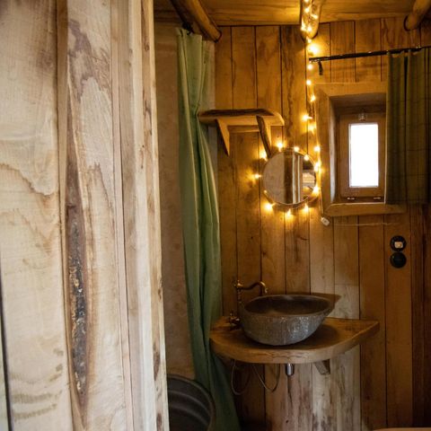HÉBERGEMENT INSOLITE 4 personnes - Petite maison Hobbit avec bain à remous