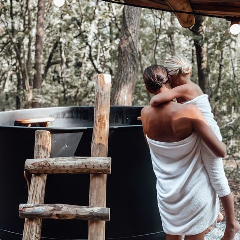 HÉBERGEMENT INSOLITE 4 personnes - Petite maison Hobbit avec bain à remous