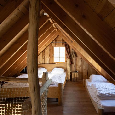 HÉBERGEMENT INSOLITE 6 personnes - Maison dans les arbres avec bain à remous