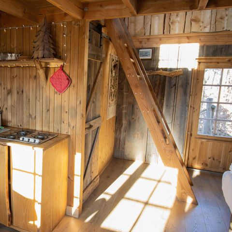 HÉBERGEMENT INSOLITE 6 personnes - Maison dans les arbres avec bain à remous