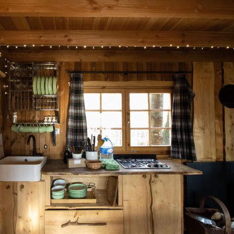 HÉBERGEMENT INSOLITE 4 personnes - Maison dans les arbres avec bain à remous