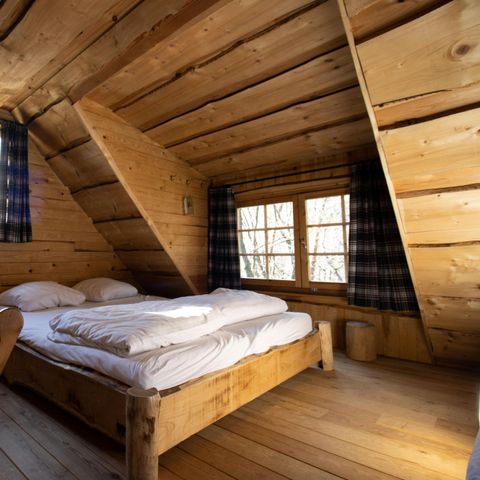 HÉBERGEMENT INSOLITE 4 personnes - Maison dans les arbres avec bain à remous