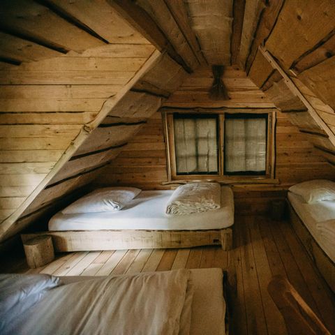 HÉBERGEMENT INSOLITE 4 personnes - Maison dans les arbres avec bain à remous
