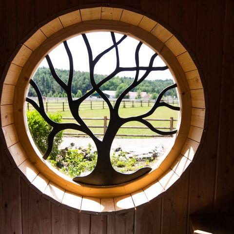 HÉBERGEMENT INSOLITE 6 personnes - Petite maison Hobbit avec bain à remous