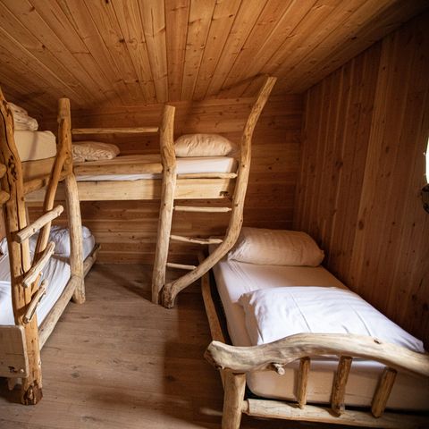 HÉBERGEMENT INSOLITE 6 personnes - Petite maison Hobbit avec bain à remous