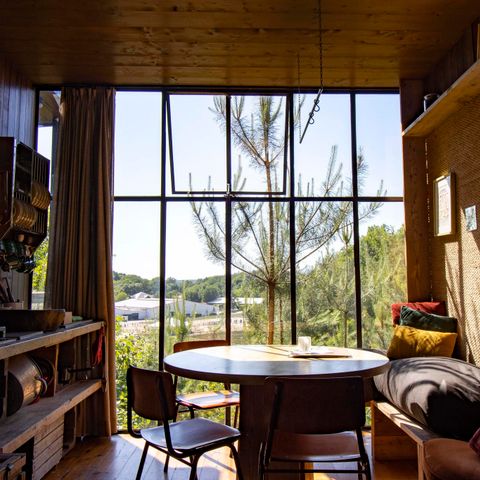 HÉBERGEMENT INSOLITE 5 personnes - Petite maison Cabine d'eau avec bain à remous