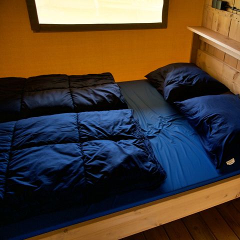 TENTE TOILE ET BOIS 4 personnes - y compris les installations sanitaires