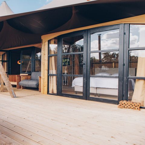Tente en toile et en bois 4 personnes - Glamfield Lodge Deluxe avec jacuzzi