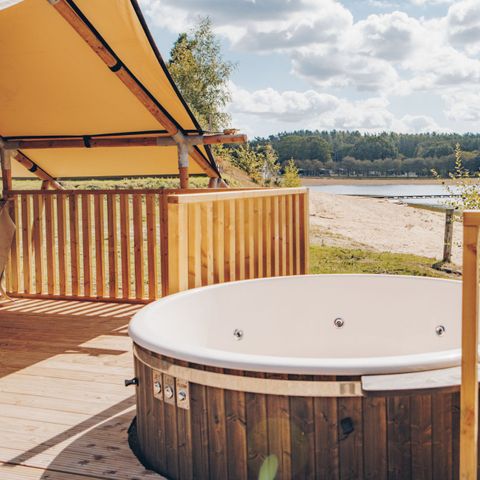 Tente en toile et en bois 4 personnes - Glamfield Lodge Deluxe avec jacuzzi