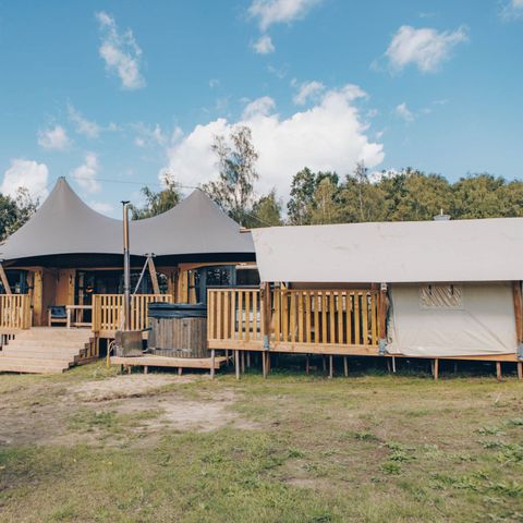 Tente en toile et en bois 4 personnes - Glamfield Lodge Deluxe avec jacuzzi