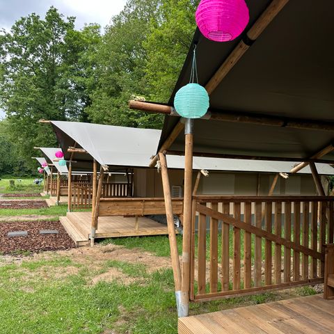 Tente en toile et en bois 4 personnes - y compris les installations sanitaires