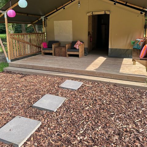 Tente en toile et en bois 4 personnes - y compris les installations sanitaires