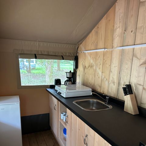 Tente en toile et en bois 4 personnes - y compris les installations sanitaires