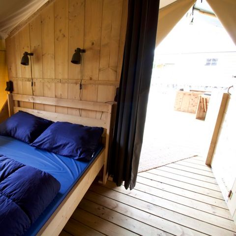 Tente en toile et en bois 4 personnes - y compris les installations sanitaires