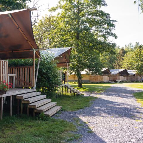 Tente en toile et en bois 4 personnes - y compris les installations sanitaires
