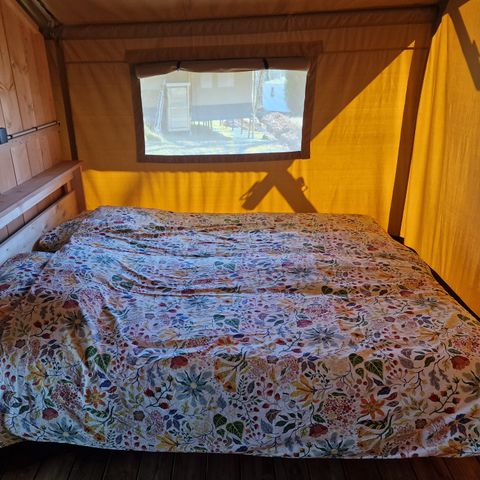 Tente en toile et en bois 4 personnes - y compris les installations sanitaires