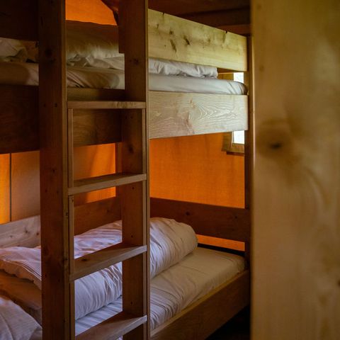 TENTE TOILE ET BOIS 6 personnes - y compris les installations sanitaires