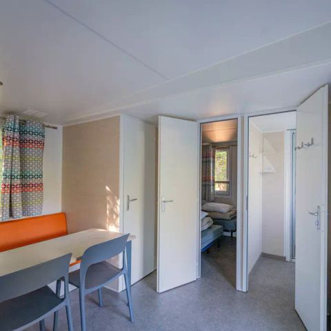 BUNGALOW 6 personnes - Mobil-home | Comfort | 2 Ch. | 4/6 Pers. | Terrasse surélevée | 1 SDB | Clim.