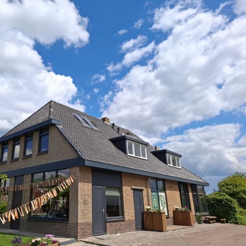 MAISON 40 personnes - Bâtiment principal 20 personnes + 5 petites serres