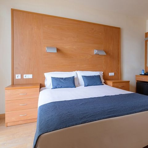 CHAMBRE 2 personnes - CHAMBRE DOUBLE - BALCON - PETIT-DÉJEUNER INCLUS