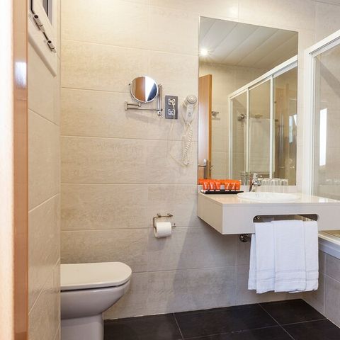 Chambre 3 personnes - DOUBLE - LIT D'APPOINT - BALCON - PETIT-DÉJEUNER INCLUS
