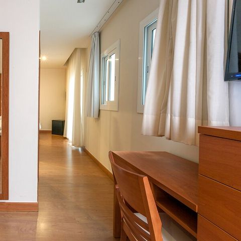 CHAMBRE 3 personnes - CHAMBRE DOUBLE + LIT D'APPOINT - BALCON - PETIT-DÉJEUNER INCLUS