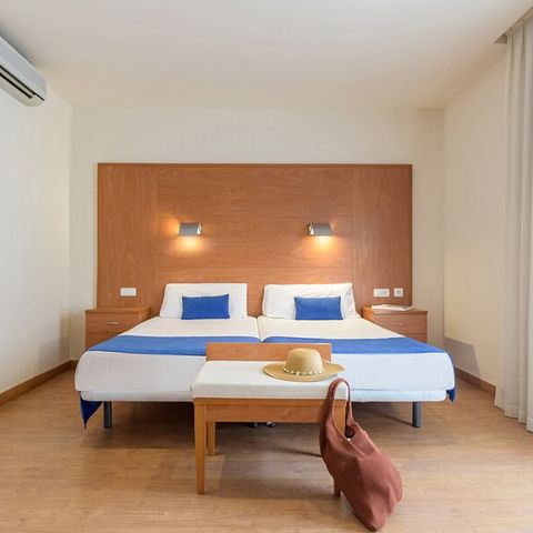 CHAMBRE 4 personnes - CHAMBRE QUADRUPLE - BALCON - PETIT-DÉJEUNER INCLUS