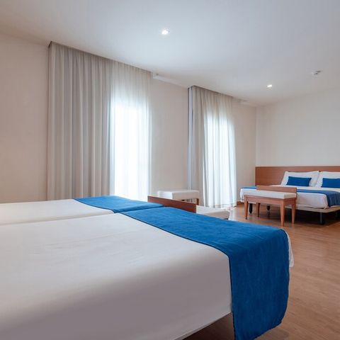 Chambre 4 personnes - QUADRUPLE - BALCON - PETIT-DÉJEUNER INCLUS