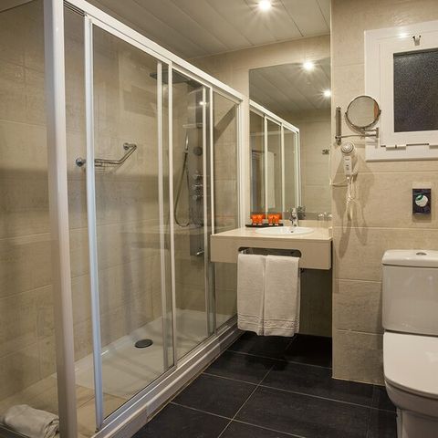 CHAMBRE 4 personnes - CHAMBRE QUADRUPLE - BALCON - PETIT-DÉJEUNER INCLUS