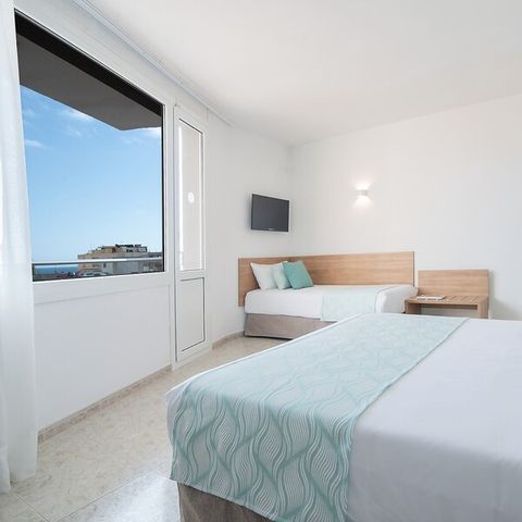 CHAMBRE 3 personnes - CHAMBRE DOUBLE + LIT D'APPOINT - BALCON - PETIT-DÉJEUNER INCLUS