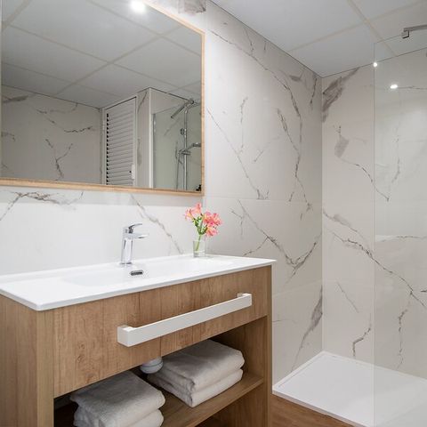 CHAMBRE 3 personnes - CHAMBRE DOUBLE + LIT D'APPOINT - BALCON - PETIT-DÉJEUNER INCLUS