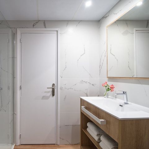 CHAMBRE 3 personnes - CHAMBRE DOUBLE + LIT D'APPOINT - BALCON - PETIT-DÉJEUNER INCLUS