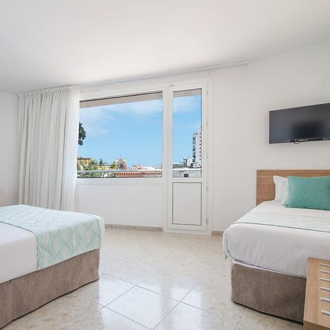 CHAMBRE 3 personnes - CHAMBRE DOUBLE + LIT D'APPOINT - BALCON - PETIT-DÉJEUNER INCLUS