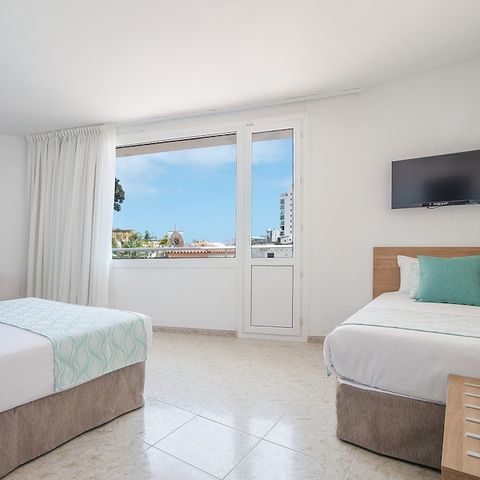 CHAMBRE 3 personnes - CHAMBRE DOUBLE + LIT D'APPOINT - BALCON - PETIT-DÉJEUNER INCLUS