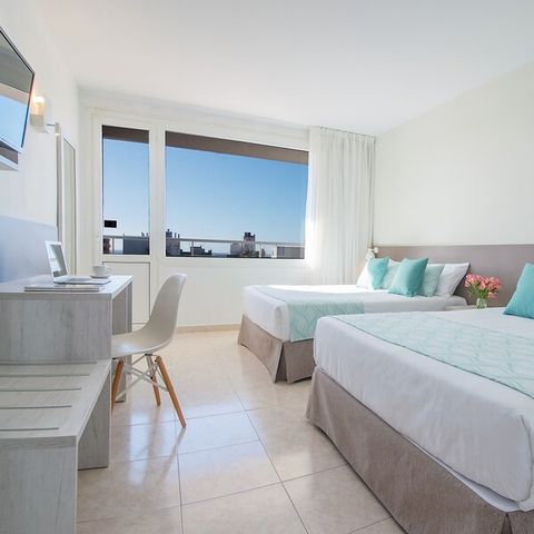 CHAMBRE 4 personnes - CHAMBRE QUADRUPLE - BALCON - PETIT-DÉJEUNER INCLUS