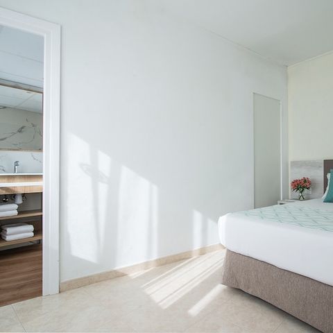 CHAMBRE 4 personnes - CHAMBRE QUADRUPLE SUPÉRIEUR - 2 ESPACES - BALCON - PETITDÉJEUNER INCLUS