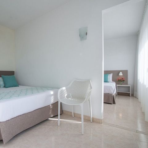 CHAMBRE 4 personnes - CHAMBRE QUADRUPLE SUPÉRIEUR - 2 ESPACES - BALCON - PETITDÉJEUNER INCLUS