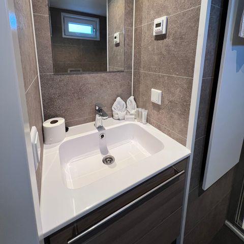 HÉBERGEMENT INSOLITE 4 personnes - Hébergement de luxe sur l'eau en Frise (41)