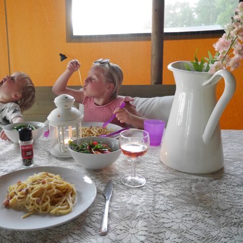 TENTE TOILE ET BOIS 6 personnes - y compris les installations sanitaires