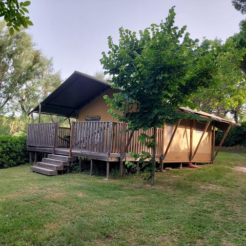 TENTE TOILE ET BOIS 6 personnes - y compris les installations sanitaires