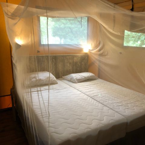 TENTE TOILE ET BOIS 6 personnes - y compris les installations sanitaires