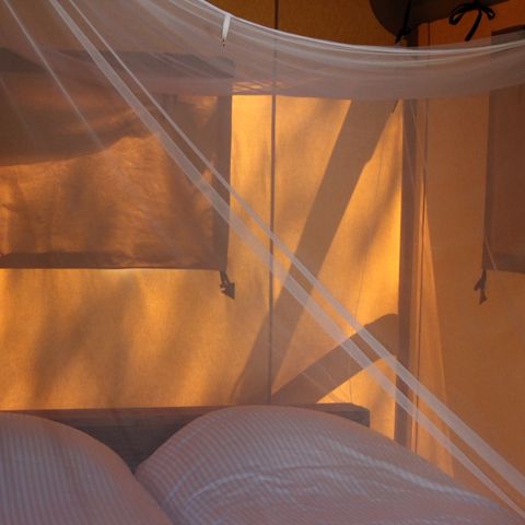 TENTE TOILE ET BOIS 4 personnes - y compris les installations sanitaires