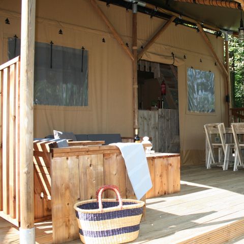 TENTE TOILE ET BOIS 6 personnes - y compris les installations sanitaires