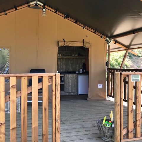 Tente en toile et en bois 4 personnes - y compris les installations sanitaires