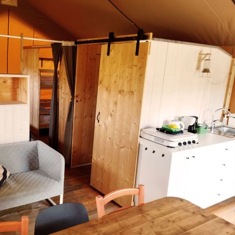TENTE TOILE ET BOIS 6 personnes - y compris les installations sanitaires