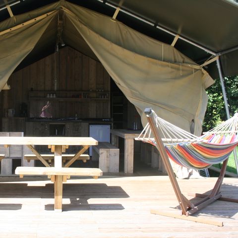 Tente en toile et en bois 5 personnes - Lodge de glamping avec sanitaires privés