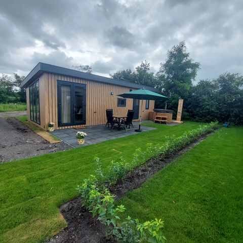 Chalet 4 personnes - Luxe - Avec jacuzzi et douche extérieure à eau chaude/froide