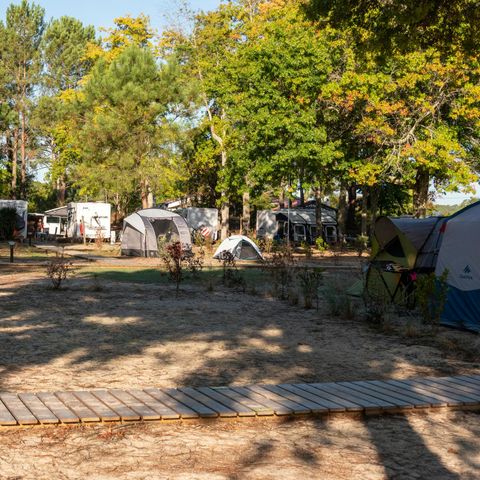Emplacement - Tente avec électricité - Côté Lac - Accès Piéton