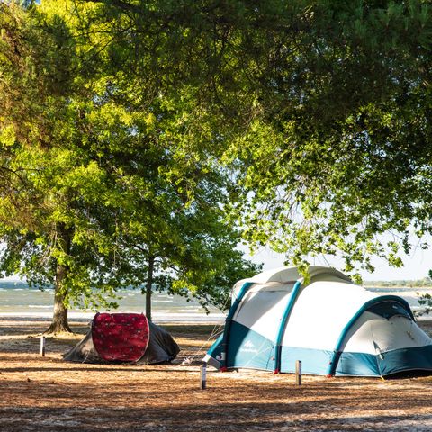 Emplacement - Tente avec électricité - Côté Lac - Accès Piéton